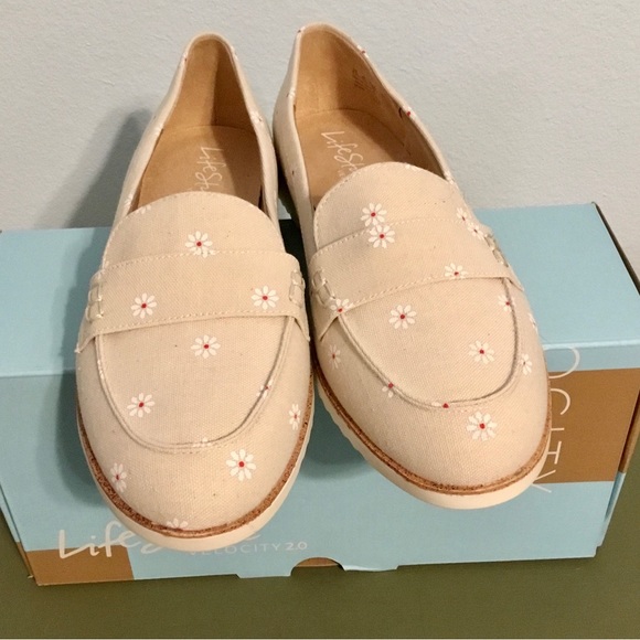 LifeStride Zee Loafers, natural, 9.5W - Picture 2 of 7